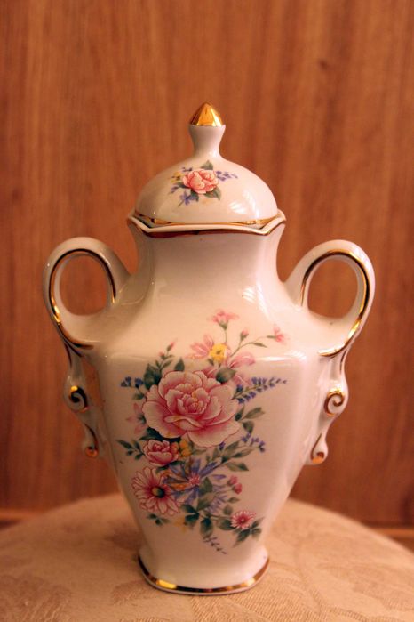 Peça vintage da Royal Porcelain