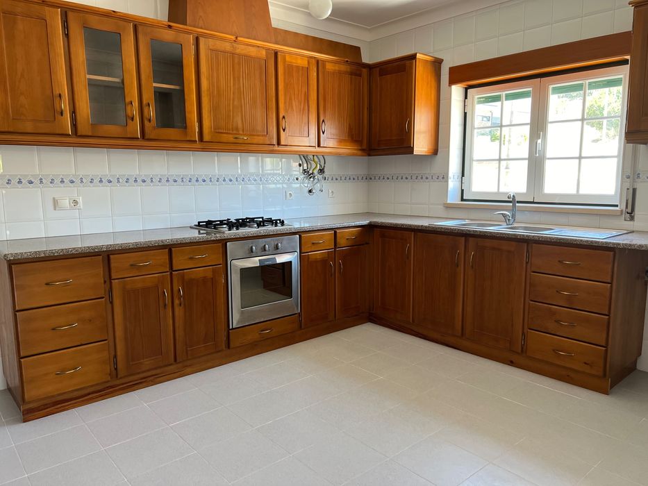 Moradia Geminada T5 em Salir do Porto com garagem ampla e terraço