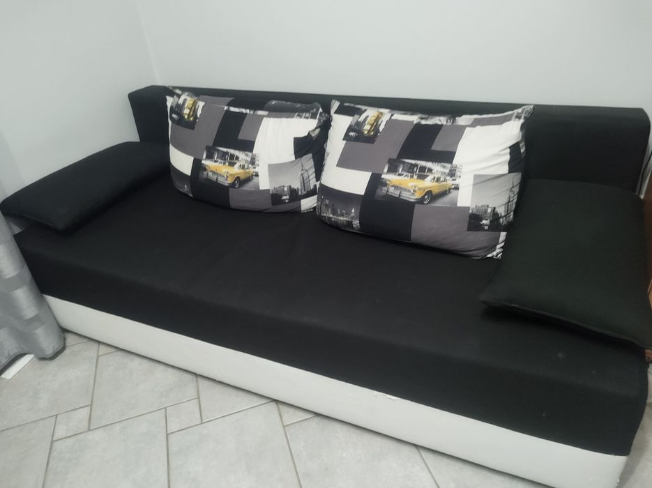 Czarno - biała sofa z poduszkami
