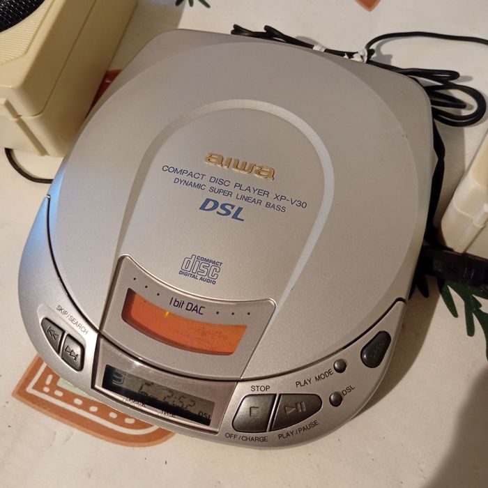 przenośny super odtwarzacz to Aiwa Compact Disc Player XP-V30, znany z funkcji Dynamic Super Linear Bass (DSL).Urządzenie posiada technologię 1bit DAC