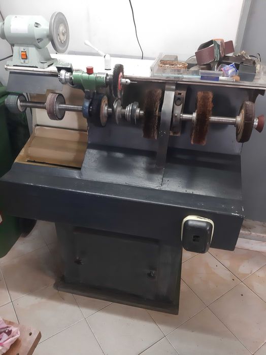Máquinas para fazer sapatos e copiar chaves
