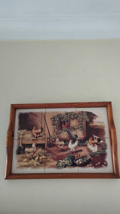 tabuleiro de madeira e azulejo pintado