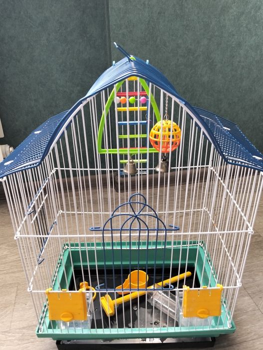 Клетка с кормушкой, поилкой и игрушками