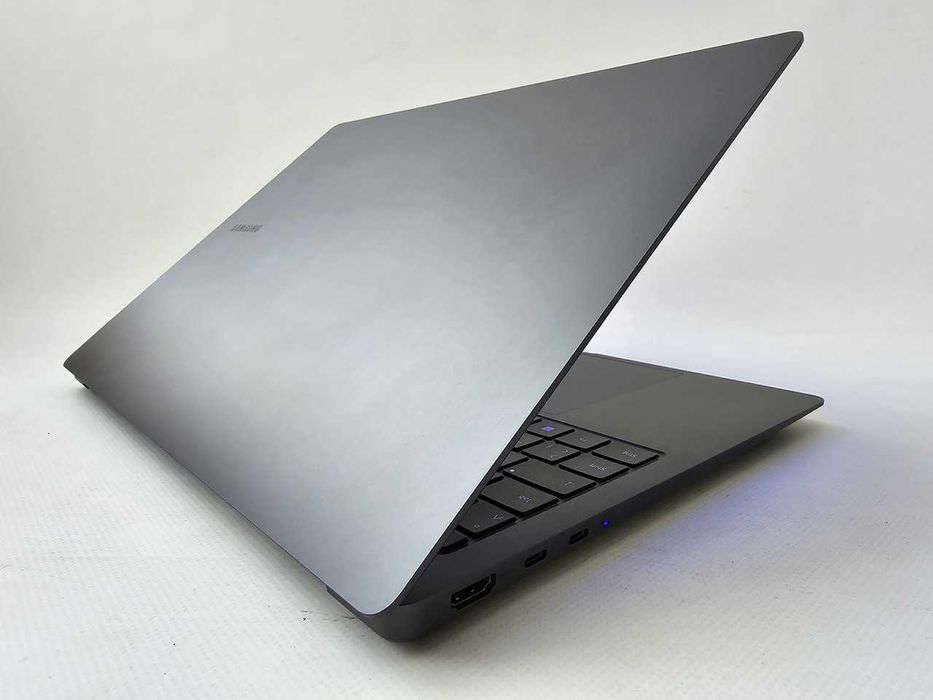 Samsung Galaxy Book 3 Ultra I9 13900H/RTX 4070/RAM 32GB/SSD 1TB/AMOLED