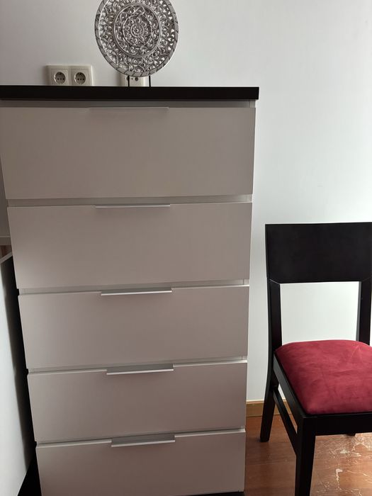 Quarto madeira cabeceira colchao mesas e comoda