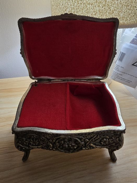 Guarda joias antigo com música