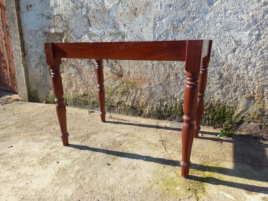 Estrutura de mesa de jantar em madeira  maciça