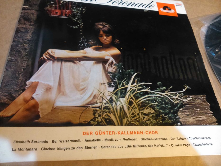 2 discos em Vinil LP, " SURPRISE PARTIE DE TOUJOURS nº 2 " e "ELIZABETH SERANADE " muito antigos em bom estado.