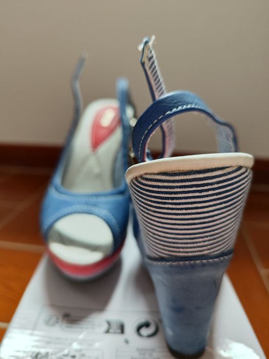 Sandálias de cunha,