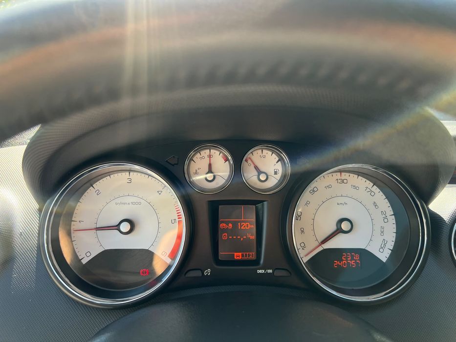 Peugeot 308 1.6 Hdi 110 Cv foto 5