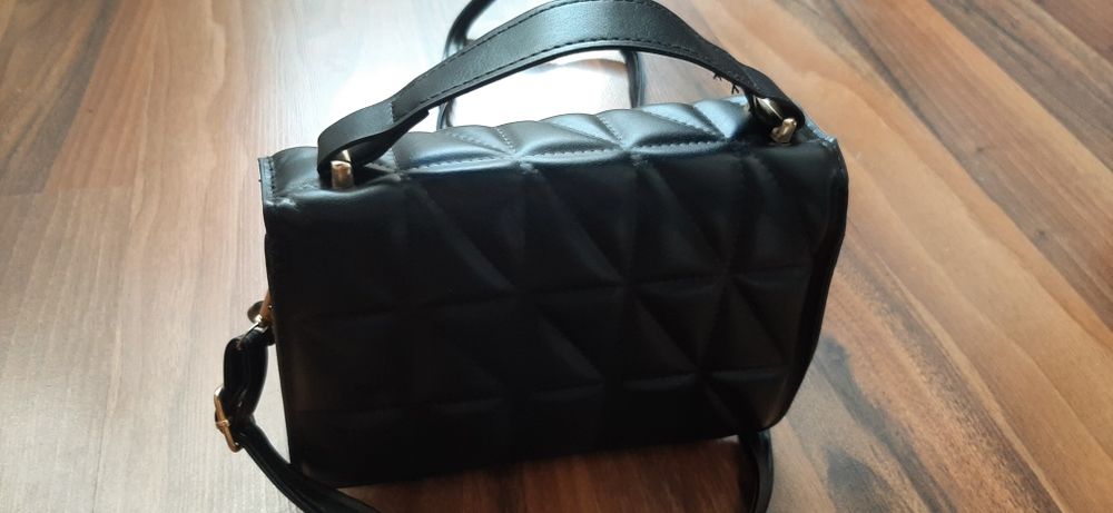 Маленька жіноча чорна сумочка