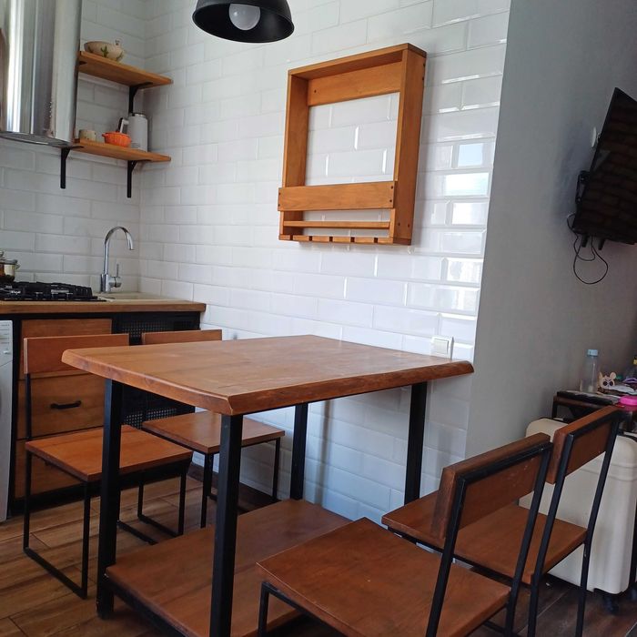 Меблі для кухні, стіл обідній зі стільцями, полка навісна