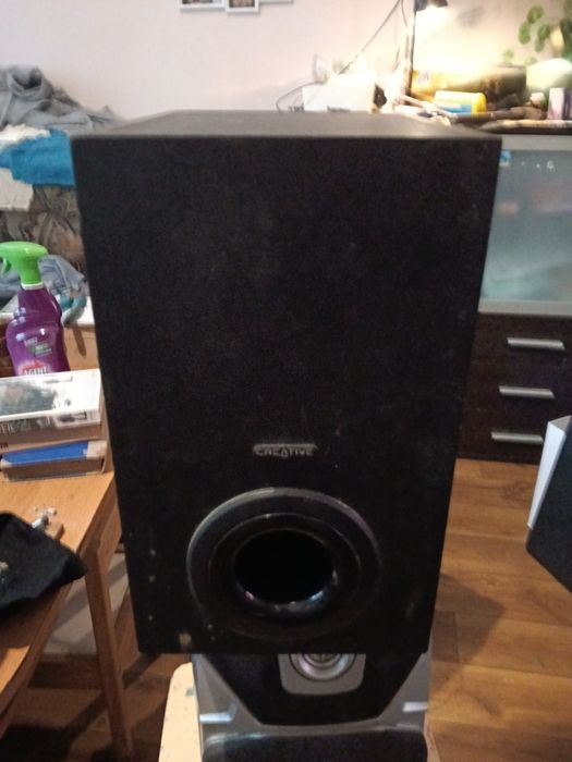 Głośniki widoczne na zdjęciach