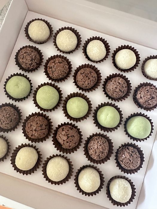 Doces personalizados - Brigadeiros e mini cale donuts