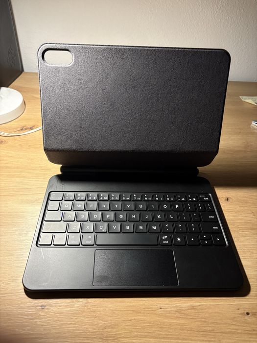 Magnetic wireless keybord