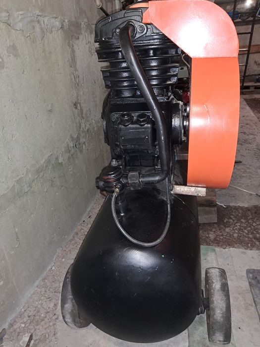 Компрессор 650л/хв. Ресивер 120л.Тиск 10Атм. 4кВт.380v. .