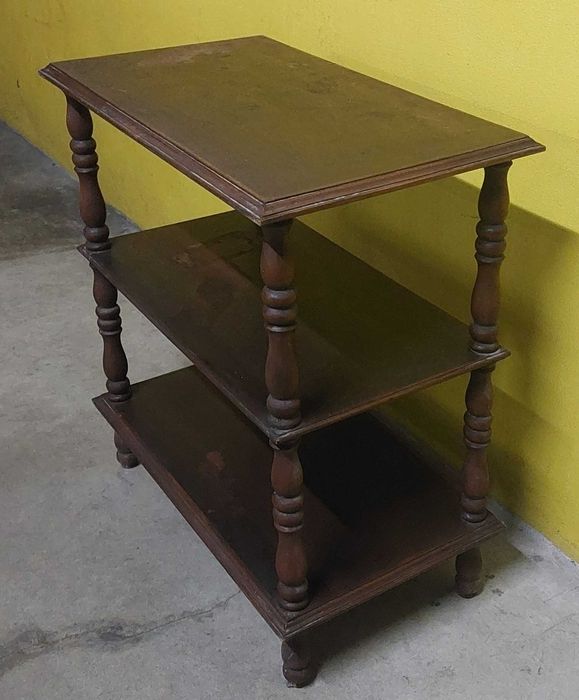 Estante em madeira / mesinha TV