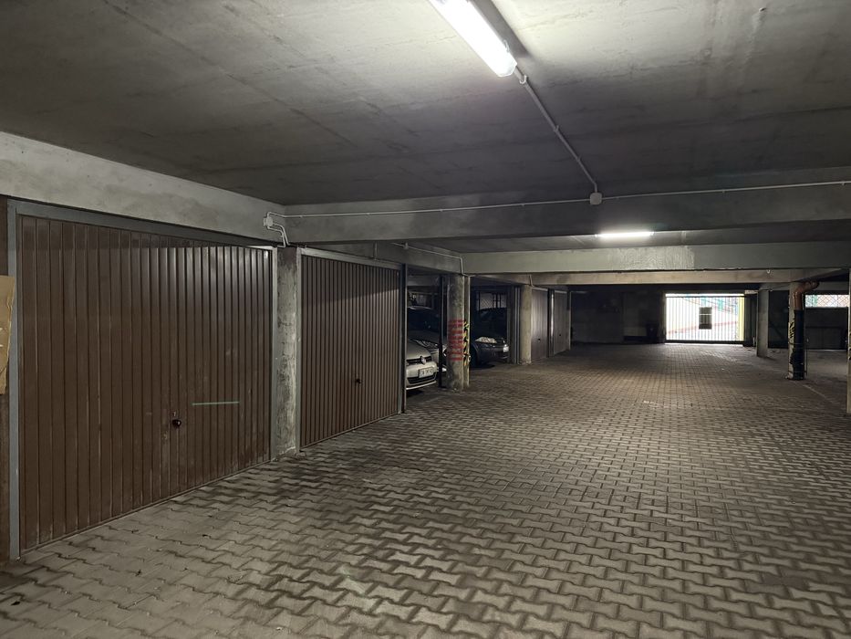 Wynajmę zamykane miejsce postojowe w parkingu podziemnym  przy Hallera