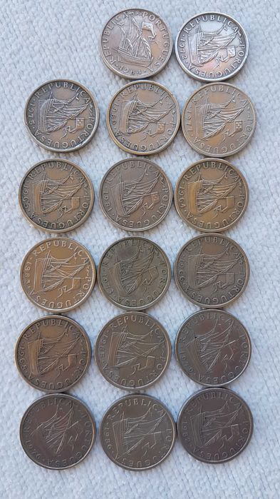 Lote 930 Moedas em Escudos em Bronze e Cuproníquel - Ver Texto