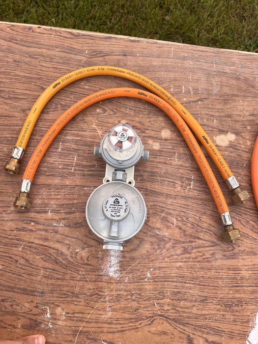 Reduktor automatyczny gazu na 2 butle,duzy przeplyw, 12kg/h 37mbar + węże