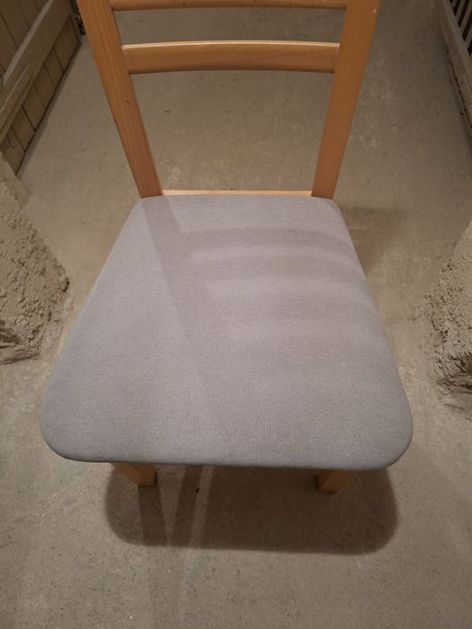 Krzesła i stół kuchenny