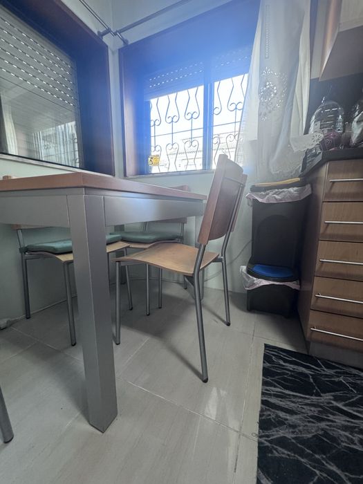 Mesa de cozinha + 4 cadeiras