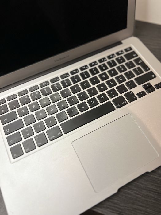 MacBook Air 13” i5 | 8GB RAM | 256GB SSD | Como Novo