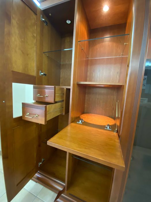 Móvel de sala em cerejeira, com iluminação