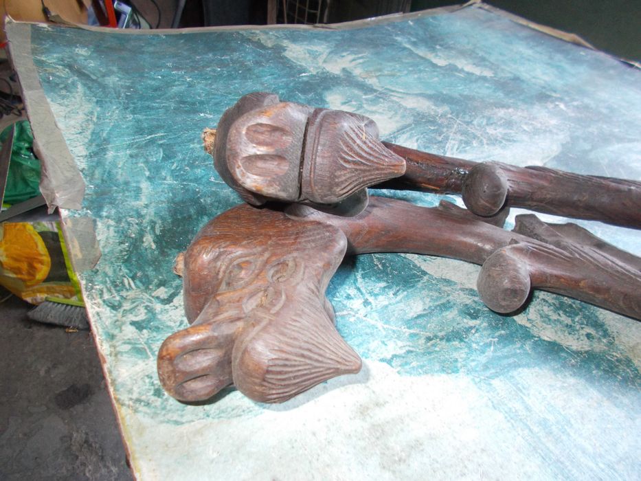 Duas cabeças de leão e dragão chinesas.  Artigo centenário.