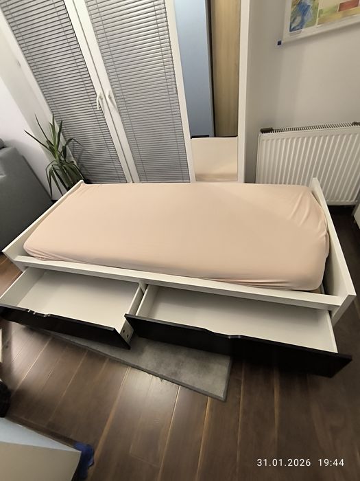 Łóżko pojedyncze z pojemnikiem na pościel