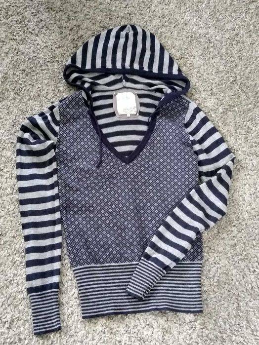Sweterek cienki z kapturem Divine Knits, XS / S, Dekolt w serek