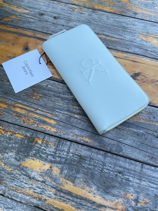 Новый кошелек calvin klein (ck sculpted impresion zip wallet)с америки