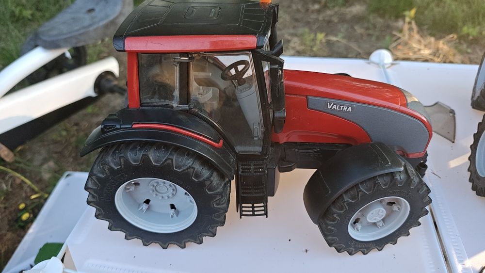 Bruder traktor valtra