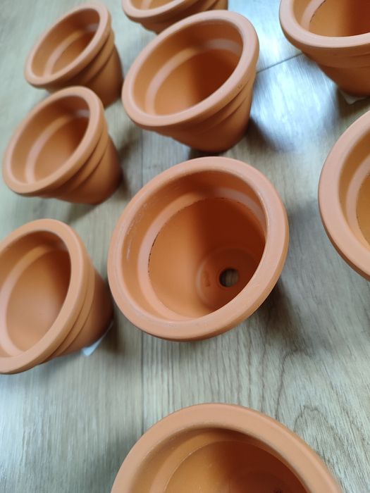 Małe doniczki ceramiczne