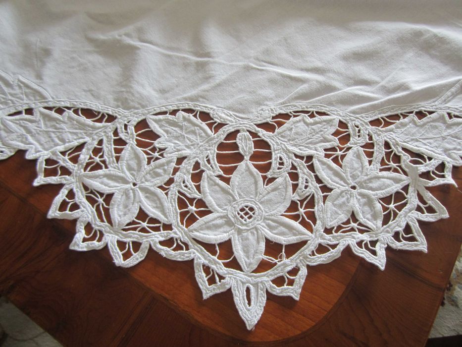 Lindíssima Toalha Antiga Bordada a rechilieux Único