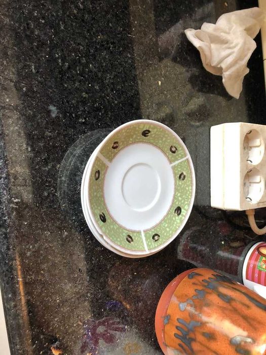 pires de chavena de cafe verde e branco