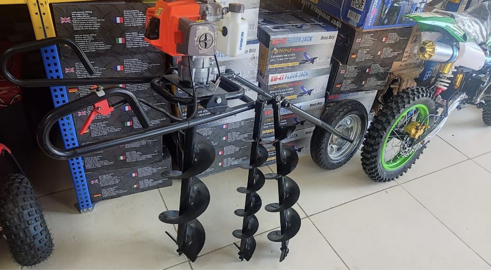 Perfurador de solo a gasolina com 3 brocas