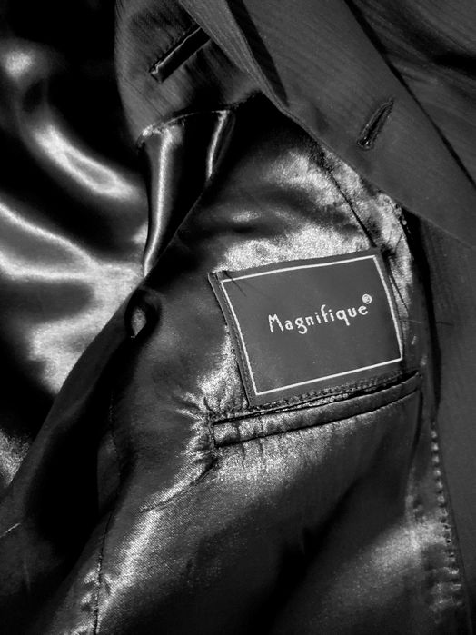 Casaco fato preto com uma risquinha