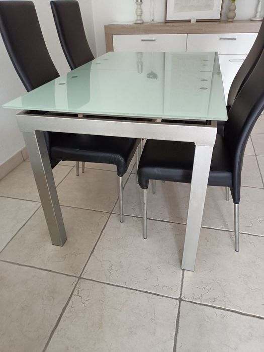 Mesa de sala e cadeiras / Conjunto
