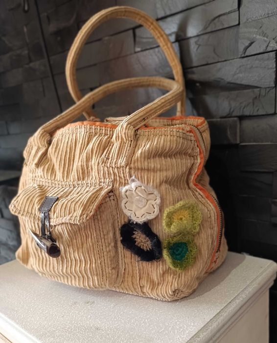 Carteira Bombazine larga, bolso exterior c/ aplicações -  Bershka