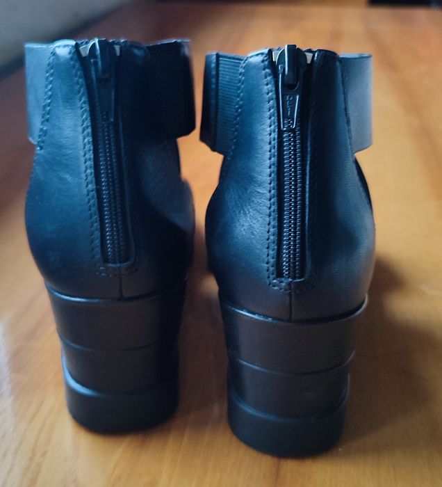 czarne sandały Ecco, na koturnie