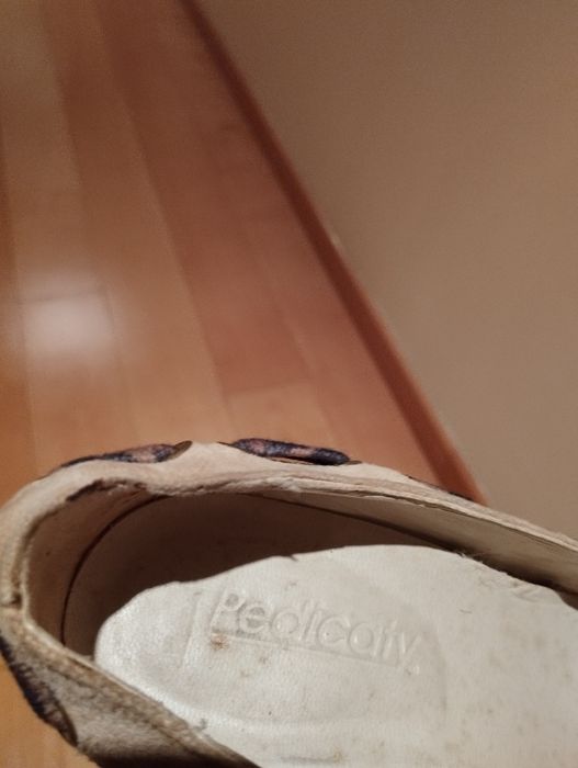 Sapatos de senhora de salto alto