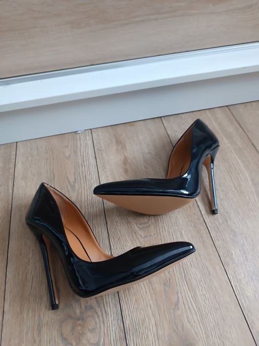 Czarne lakierowane szpilki