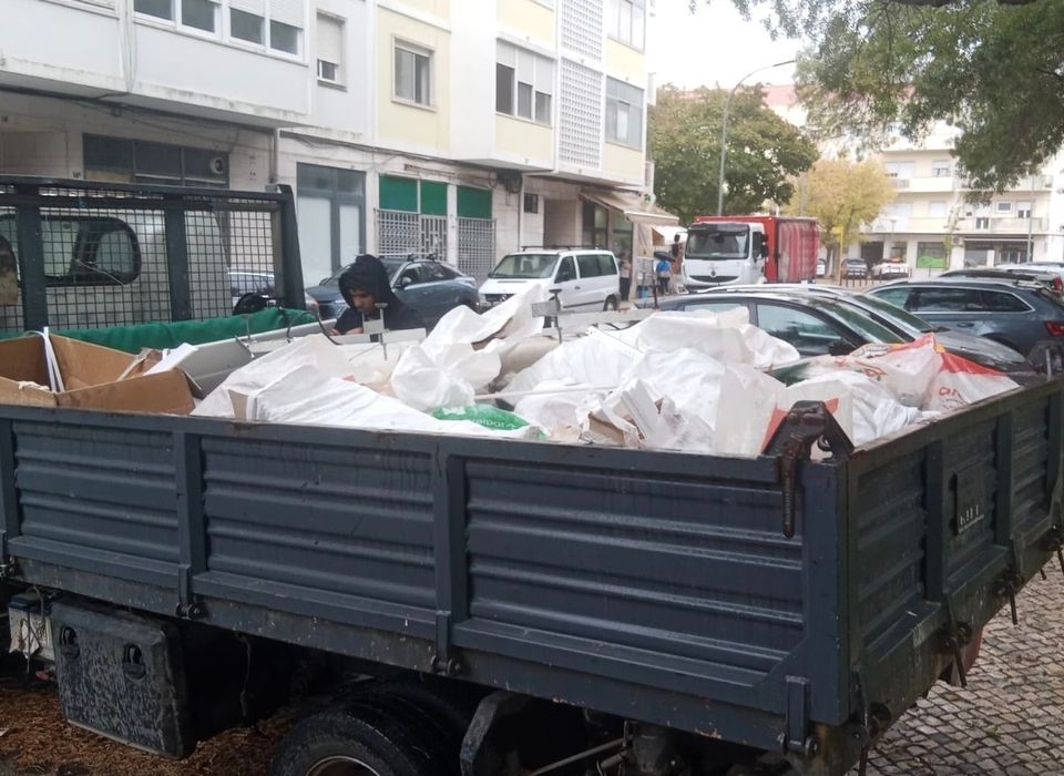 CARRINHAS de caixa fechada e de caixa aberta com e sem ajudantes