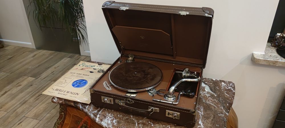 Zabytkowy gramofon walizkowy A77