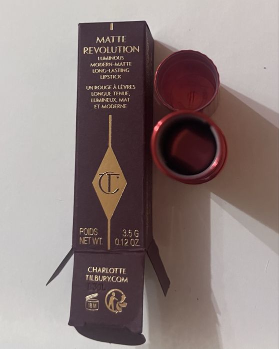 Charlotte Tilbury matte revolution pomadka do ust „mark of a kiss”