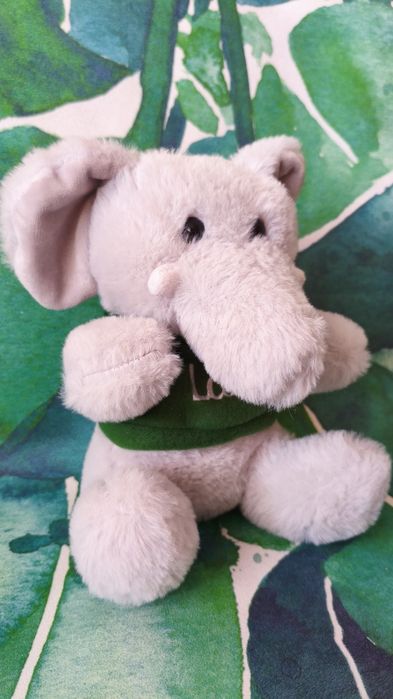 Słodki szary pluszowy miś słonik