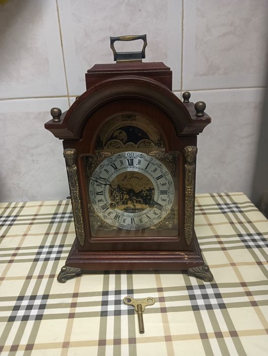 Relógio vintage bem estimado