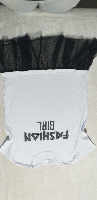 Biała sukienka z falbanką.