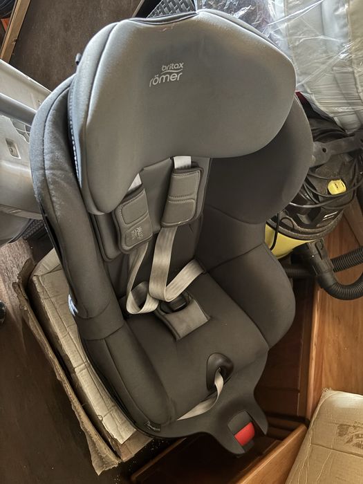 2 Britax Romer Dual Fix Car Seats (1 i-Size M, 1 Standard)